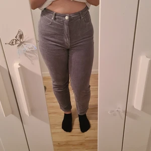 Manchesterbyxor från HM - Gråa stretchiga manchesterbyxor från HM med silverdetaljer. Använda 2 gånger och inte särskilt gamla. Passar mig bra även om storleken är stor, jag brukar ligga mellan 38-40.  Köparen står för frakten:)