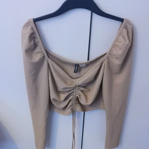 Tröja från HM storlek M - En tröja som används max 2 gånger pågrund att den inte sitter så bra på mig. Köpt från HM väldigt fint skick. 