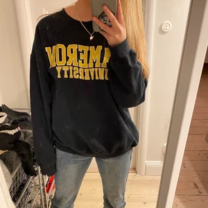 Sweatshirt  - Säljer denna super snygga tjocktröjan!!! Svriv vid intresse eller fler bilder🥰