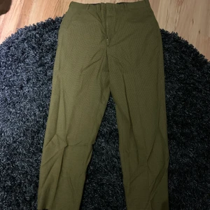 Rutiga vintage byxor  - Säljer dessa rutiga vintage byxor då de inte passar mig. Har aldrig använt byxorna utan är köpt direkt ifrån den välkända secondhand kedjan Beyond retro. Hör gärna av er vid frågor och funderingar:) köparen står för frakten