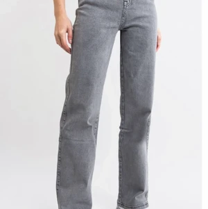 Gråa Vida Jeans  - Säljer mina gråa jeans från Madlady pga att dom tyvärr blivit förstora för mig. Använda några fåtal gånger, men både ser ut och är som helt nya. Jag är 1.72 och längden är perfekt för mig. Skriv privat för fler bilder.
