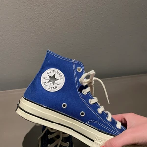 Converse - Nya blåa Converse men tjockare sula och ”hårdare” tyg