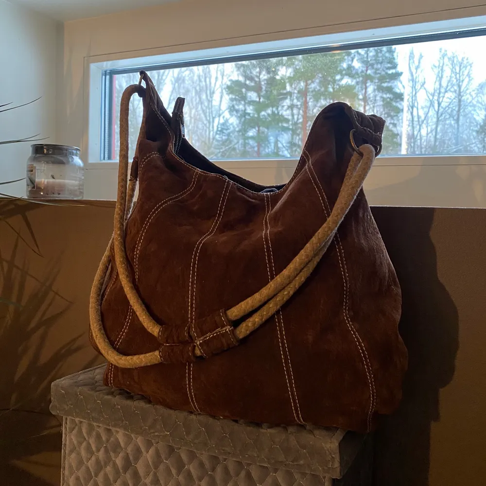 Läder Väska med en fin brun färg. Och fina snören. . Väskor.