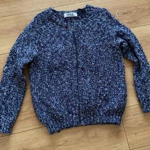 Stickad tröja  - Lite nopprig men inget man tänker på, passar mig som brukar ha S