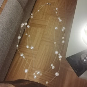 Halsband med vita pärlor - Halsband bed vita pärlor, 29 kr, 50 för leverans