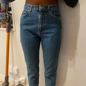 Gina Tricot  - Super snygga , hög midja, semi mörkblå, anv 2ggr . 