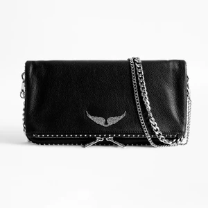 Zadig & Voltaire Väska - Superfin väska från Zadig & Voltaire i modellen ’Rock studs clutch’ altså den större modellen. Kommer tyvärr inte till användning längre och den är knappt använd så är i nästintill perfekt skick, kan skicka egna bilder om det önskas💗 Nypris ca 3700, kan tänka mig att byta mot ngn annan väska som t.ex en Kurt Geiger väska💕 Köpare står för frakt🌟