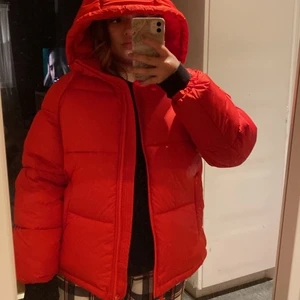 Hm jacka  - Säljer denna Populära hm jackan, väldigt eftertraktad och helt slutsåld i denna storlek (S) !      ❌Högst bud 555kr + frakt!❌