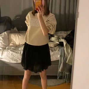 NA-KD kjol - Jättefin NA-KD kjol! Knappt andvänd så är som ny, Storlek S men är stretching så passar alla! Köpta för 249kr och säljer för 80kr plus frakt 🚚 Fråga bara om ni undrar ngt💞