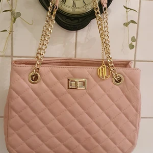 Åkta prodotto artigianale väska - Säljer min åkta hand väskor som är i mycket bra skick och matcherar med allt. Väskan är köpte i Italy och har åkta leader.Finns fler bilder 