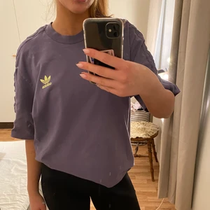 Adidas oversize lila T-shirt - Storlek L ( jag är S men gillar oversize ) i fint skick, på ryggen står det ”GIRLS ARE AWSOME” köpt för 300kr säljs inte längre