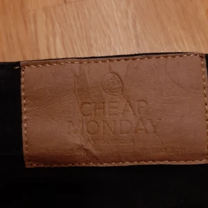 Lowwaist jeans i 27/32 - Jag säljer mina svarta lowwaisted jeans i strl 27/32 från cheap monday. Nypris är strax över 500 kr. Säljer dom är jag är inte bekväm i lågmidade byxor mer. Har ni frågor så är det bara att höra av sig och jag kan även skicka bild med jeansen på.