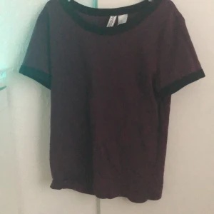 Vanliga T-shirt - Vinröd T-shirt, storlek xs. 