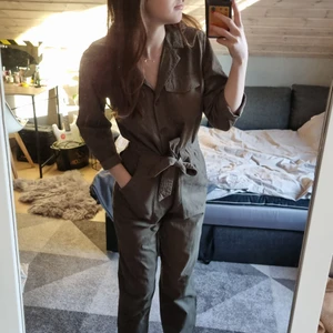 Byxdress - En grön byxdress i strl 36 från H&M, använd endast 2 gånger💕                                                             Jag är 167💓 Byxdressen för 150kr + 91kr frakt