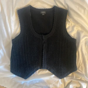 Stickad? väst från Lindex - Ascool väst från Lindex, gammal men i bra skick! Går att stylea på massa olika sätt. Märkt som M men skulle säga att den mer är S. Frakt inkluderat i priset 