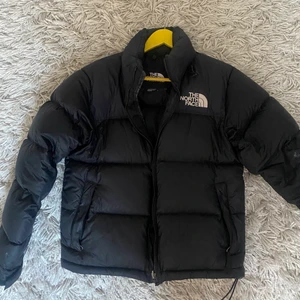 North face Puffer jacket - Säljer min North Face jacka i storlek S. Köpte den på plick från en annan tjej förra året samt använde jag den en del under hela vintern därav välanvänd. Orginalpris på den var runt 2000kr. En fläck på ena ärmen från förra ägaren. Kostnad för frakt tillkommer. Kontakta mig för mer info! 