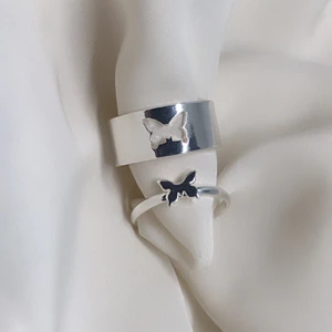 Duo ring - En duo ring som du kan matcha med din filkvän, pojkvän, bästa vän osv..❤️ det är en perfekt present till dig själv eller till nån du älskar❤️ går nu att  beställa! jag driver UF och alla beställningar över 200 är fri frakt i övrigt kostar frakten 25kr ❤️ jag har också en hemsida ifall du vill veta mer så skriva gärna