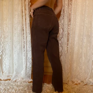 Bruna levis-jeans - Bruna levis 501 jeans i storlek W29 L32, köpta second hand och i toppenskick 🌷