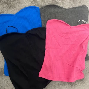 Bandeau topp - Säljer 4 st populära bandeau toppar som tyvärr inte kommer till användning!  De är köpta på plick för 100kr st, men de kommer egentligen från shein men i nyskick! Alla är storlek Xs, men mer som S❤️ 100kr st.    BÅA, ROSA, SVARTa, GRÅA SÅLD