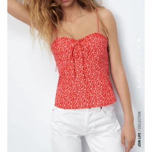 Topp, zara  - Säljer denna röd blommiga topp från Zara, den är i storlek Xs och aldrig använd💓