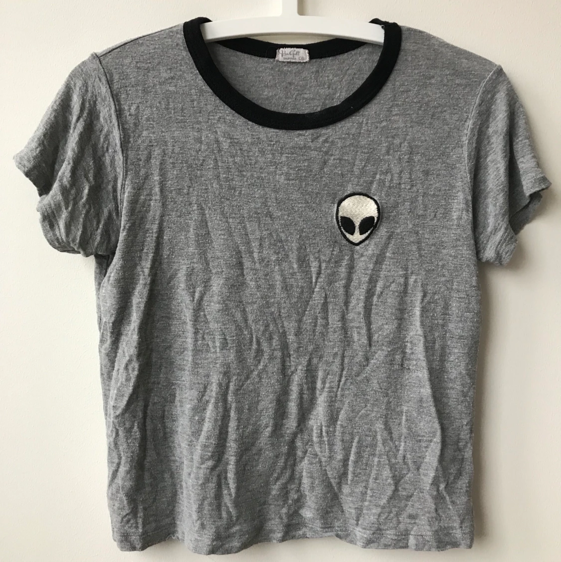 Kort t-shirt med alien-märke