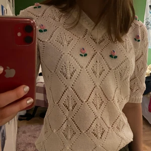 Stickad tröja - Supersöt stickad tröja med blommor! Köpt second-hand men sparsamt använd! 