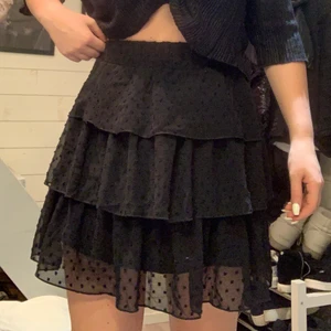 Svart volangkjol - Super söt svart volangkkol med svarta prickar på. Den är använd ett fåtal gånger och i super bra skick!☺️💕 Den har resor i midjan!