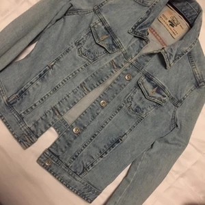 Jeansjacka  - Säljer min jeansjacka i storlek S