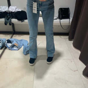 Zara jeans  - Säljer dessa as snygga zara jeansen då de inte kommit till användning!💓 Skulle säga att dem är mid rise i midjan. (egna bilder) Saknar prislapp men aldrig använda💓💓 Passar mig i längd som är 170