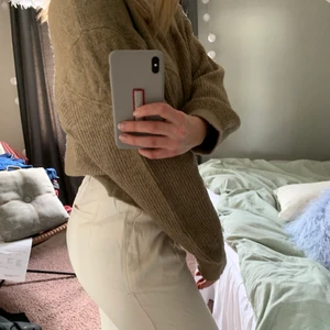 Linnebyxor strl 36 - Beiga linnebyxor från Gina Tricot. Använda en gång. Strl 36. Köpta för 349:-. Säljer för 150:-. Köparen står för frakten.