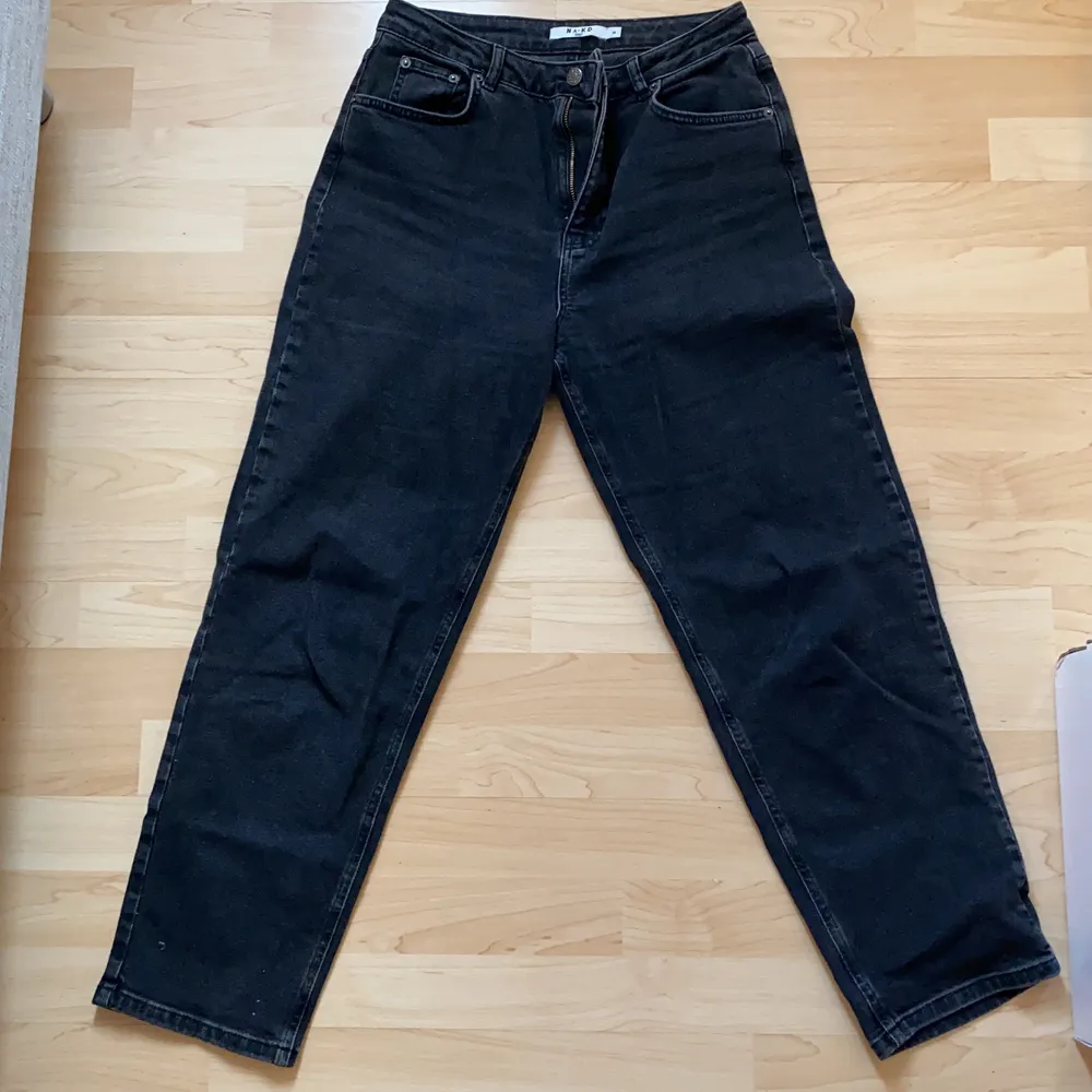 Endast använda en gång, så som nya. Storlek 38. Nypris 600kr. Är 167 lång, passar bra på mig. Jeans & Byxor.