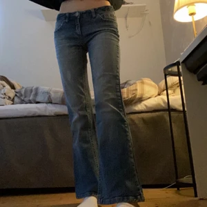 Lågmidjade bootcut jeans - Säljer mina superfina lågmidjade jeans från Esprit storlek 36. Bra skick, säljer då de är lite för korta för mig. Jag är ca 170 cm💕 Priset är diskuterbart, om många är intresserade startar jag en budgivning. Skriv privat för fler bilder eller frågor💖