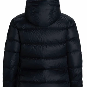 Peak performance jacka - Peak performance jacka i väldigt fint skick, storlek xl. Säljs då jag inte är i behov av denna längre. Bild kan skickas när jackan visas på en person om de önskas. Köpt för 4000kr säljs för 1000kr. Finns ett litet litet hål på jackan. 