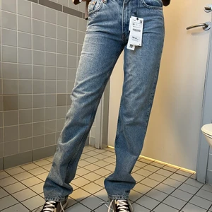 Zara midwaist jeans strl:34 - Slutsålda helt nya  zara midwaist jeans i storlek 34 med prislapp kvar. Något små i storleken så jag skulle nog säga att de är storlek 32 istället. På bilden 168cm lång💖 Om många är intresserade blir det budgivning🥰
