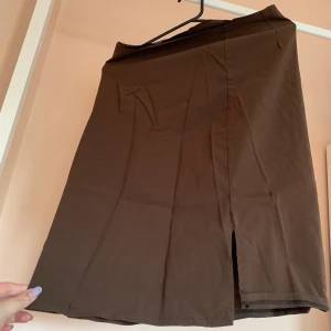 Brun kjol - Väldigt fin tjol som passar bra till fina dagar. 
