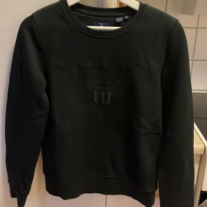 Gant sweatshirt  - En svart gant sweatshirt som jag längre inte använder! Storlek XS och jag säljer den för 100 kr + frakt som tillkommer