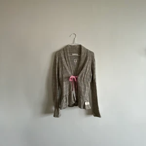 Odd Molly kofta - Klassisk Odd Molly kofta i beige/brun färg!! Storlek 1 vilket motsvarar typ S! Frakten ingår!! Kan tas till Lund, Karlshamn och Karlskrona!!