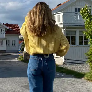 Säljer denna gula tröja från Mango. Storlek S. Använd ett fåtal gånger. Betalning via swish. Kan mötas upp i Stockholm eller Västerås. Fraktar ej☺️💕