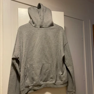 Hoodie storlek L - En cool hoodie som kan andvändas på båda hållen, med luvan. 150 inkl frakt. Storlek L