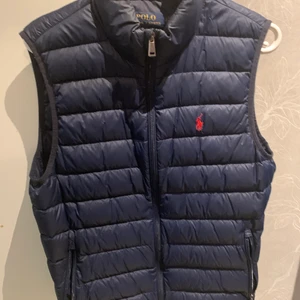 Polo Ralph Lauren väst - Västen är väldigt fin och är i storlek small. Köpte för 3600kr på Karlstad i bergvik inte alls använd mycket skicka 9/10