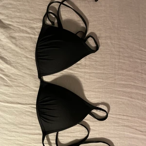svart bikini topp strl 38 - Säljer min svarta bikini topp eftersom den aldrig är använd utan enbart testad pågrund av förliten. Hör av er om ni har frågor, frakt tillkommer 🤍
