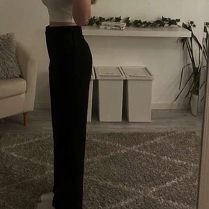  Straight leg Kostymbyxor -  Ett par super fina svarta kostym byxor från ginatricot super bekväma och lätta (petit). Säljs pga förstora. Används 2-3 gånger.🤍 Köpt för 399kr! Bud bindande!.🤍 köparen står för frakten❤️😊 kom privat för mer bilder & frågor🤍❤️