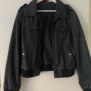 Läderjacka - Jacka i äkta läder, bra skick. Passar en S, sitter lite löst.