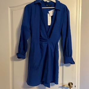 Zara Klänning - Konblå klänning från Zara i storlek S. Aldrig använd och lappen är kvar. Betalning via swish. Kan mötas upp i Sthlm eller Västerås.💕☺️