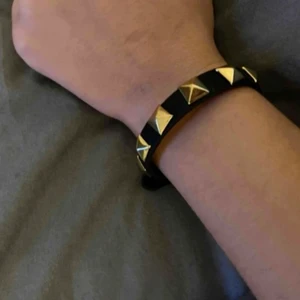 INTRESSEKOLL!! - Skulle vilja kolla intressekoll på detta Valentino Liknande armbandet💞