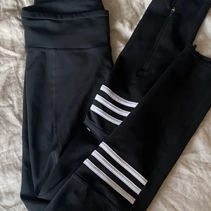 Adidas träningstights - Storlek XS (mer som en S). Köparen står för fraktkostnad. 
