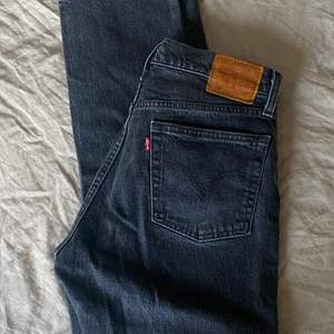 Levis 501 jeans i nyskick, strl W27 L28. Använda två gånger. Köparen står för fraktkostnad. 