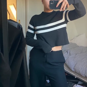 Stickad - Croppad stickad tröja med ränder, väldigt snygg