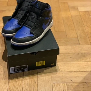 Jordans 1 storlek 44 hyper royal  - 6/10 i skick lite creasade och hälen är lite skrapad annars jätte fint skick.