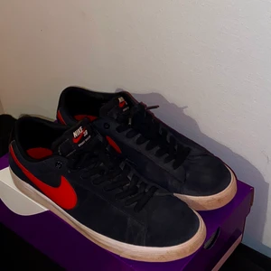 Nike SB chron 2 Röd - Ett par fina Nike skor som går att matcha med mycket. Dom har använts lite, men på det senaste inget alls o därför säljer jag dom. Köpta på Zalando. Köp direkt för 450. Kom privat för frågor eller bilder. 